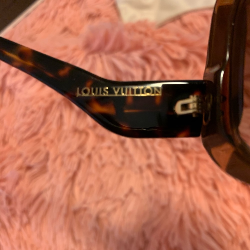 Louis Vuitton Oversized Sunglasses made in France. - Picture 6 of 9